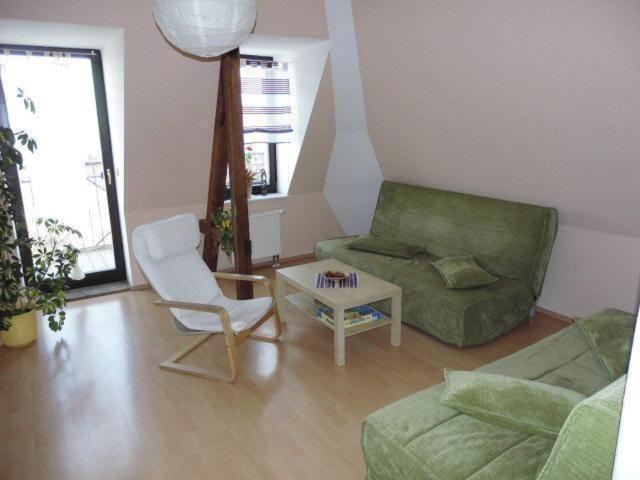 Sehr-Schoene-4-Raum-Maisonette-Fewo-Mit-110Qm-Balkon-Zentral-Preiswert-T7 เดรสเดน ภายนอก รูปภาพ